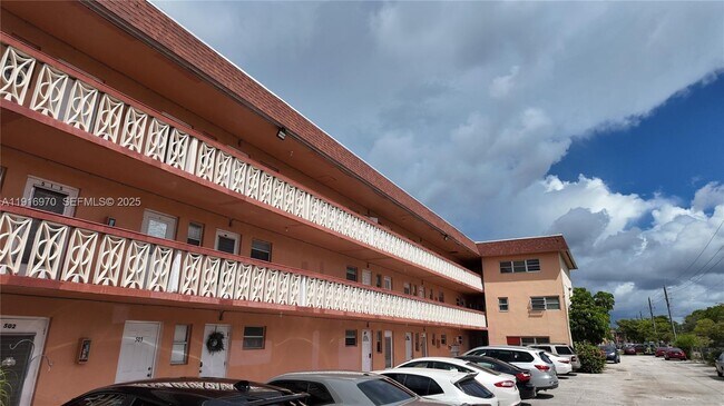 Building Photo - 18900 NE 3rd Ct