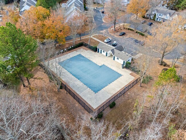 Building Photo - This immaculate 3-bed, 2.5 bath townhome in the Olde Stone Crossing community with the primary be...