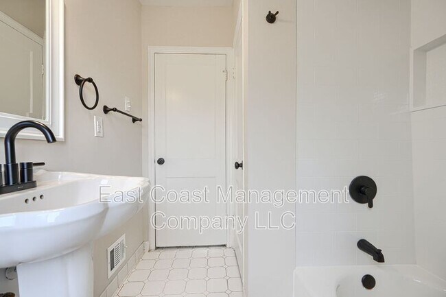 Building Photo - 2735 Moorgate Rd