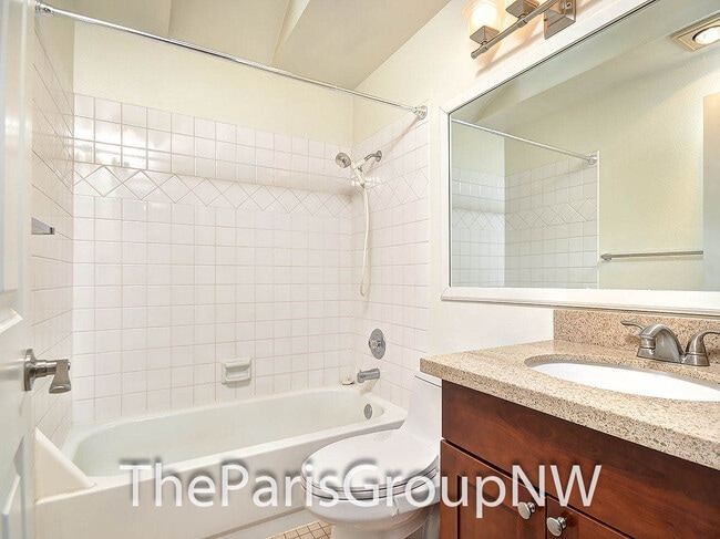 Building Photo - Beautiful 1622sf Kirkland Townhome