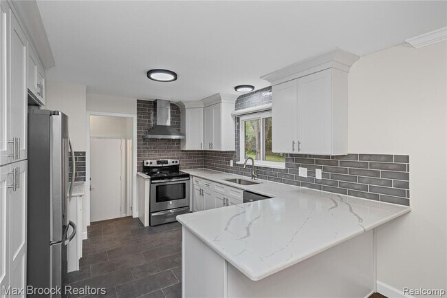 Building Photo - 6695 Lahser Rd