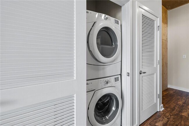 Building Photo - 400 W Peachtree St NW