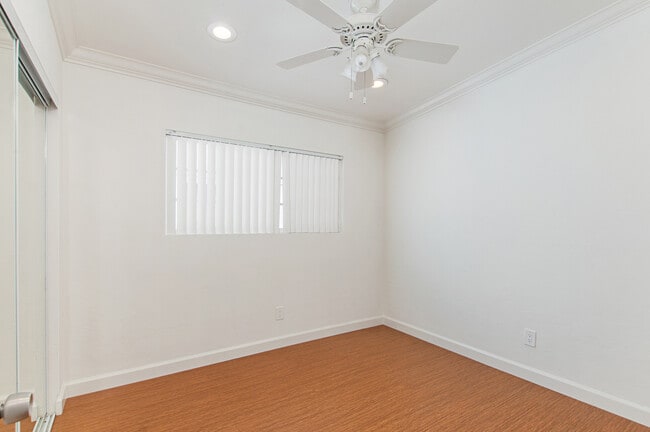 Building Photo - 2BD/1BA APARTMENT IN CROWN POINT! - 2 BLOCKS TO SAIL BAY! - $2,995/mo!