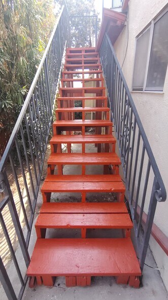Private entrance - 507 Magnolia St