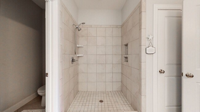 Building Photo - Large Luxe Home Hampstead