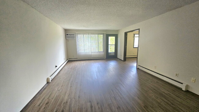Building Photo - Well maintained 2-Bed 2-bath Oasis with Pool Access in Prime Bloomington Location 7-17
