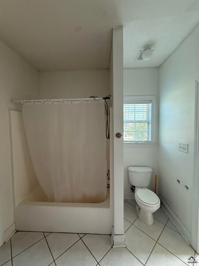 Building Photo - 136 Roseine Dr