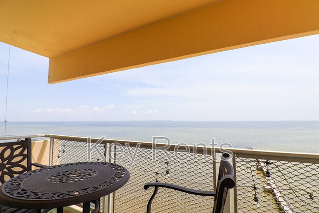 Building Photo - 825 Bayshore Dr