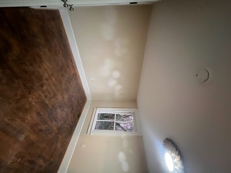 Building Photo - 140 Marshall St