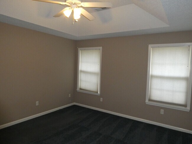 Building Photo - 3 Bedroom 2 Bath Home in Seven Oaks Neighborhood