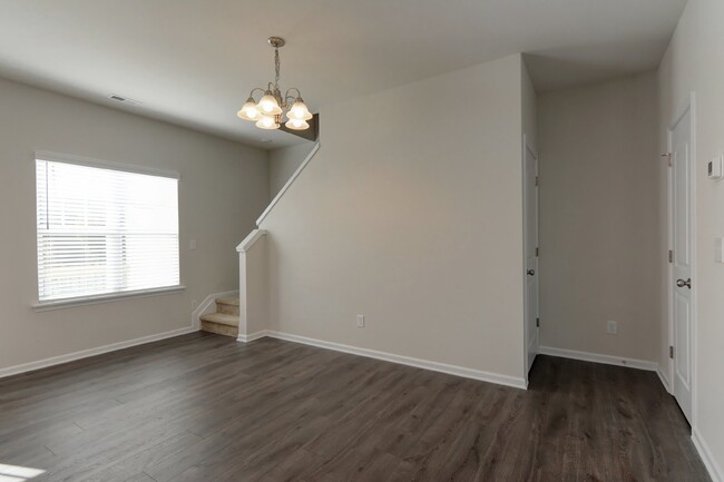 Building Photo - Beautiful 3 Bedroom 2.5 Bathroom End-Unit ...