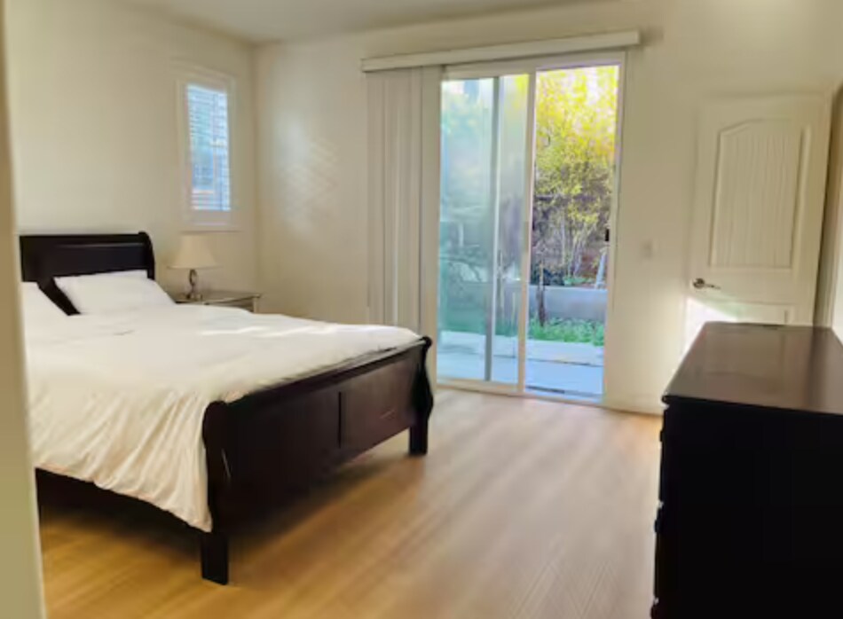 Building Photo - 3005 E Hopkins St