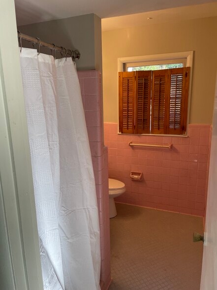 downstairs bath - 2146 Cedarbrook Ct SE