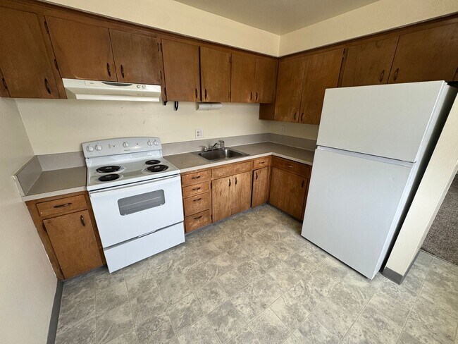 Building Photo - (964) 2 Bedroom / 1 Bathroom