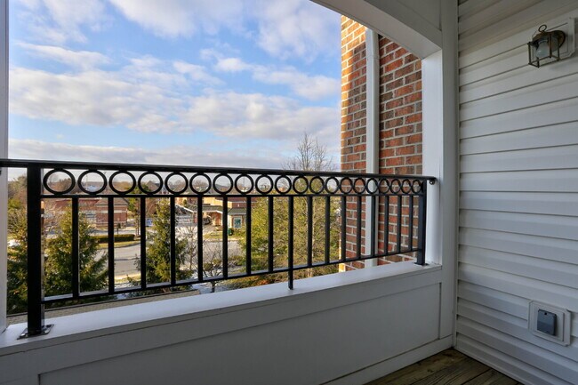 Building Photo - 2BD/2BA Fabulous River Hill Condo