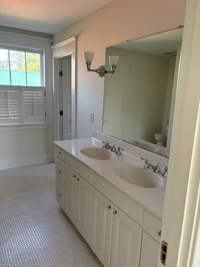 Building Photo - Craftsman style bungalow on the Hill. Reno...