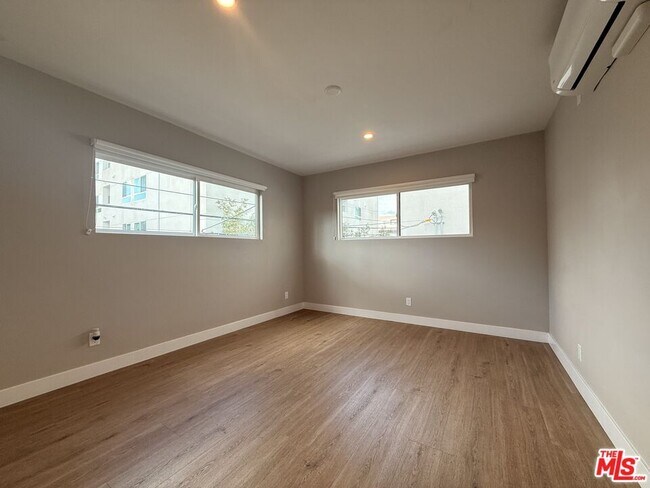 Building Photo - 1307 Tamarind Ave