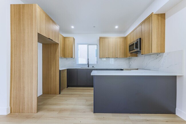 Building Photo - 1237 N Orange Dr