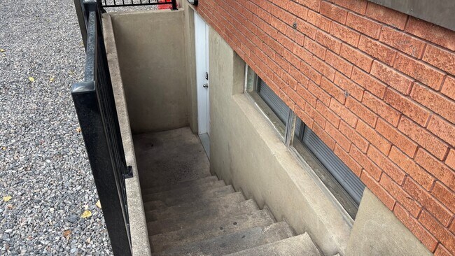 Building Photo - 528 E 400 N