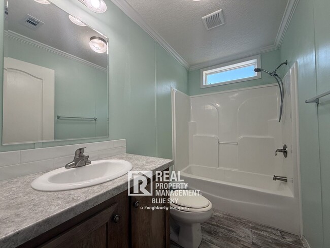 Building Photo - SPACIOUS 4 BEDROOM HOME WITH MODERN FEATUR...
