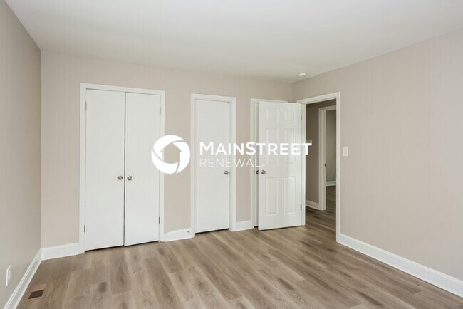 Building Photo - 4 Bedroom Pet-Friendly Home in Charlotte, NC with Main Street Renewal