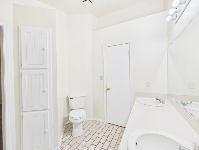 Building Photo - 3904 SW Parkridge Blvd