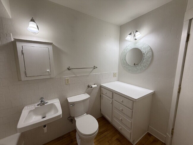 Building Photo - 1 Bed 1 Bath Historic Preserved Douglas Apartments in Desirable Lowry Hill
