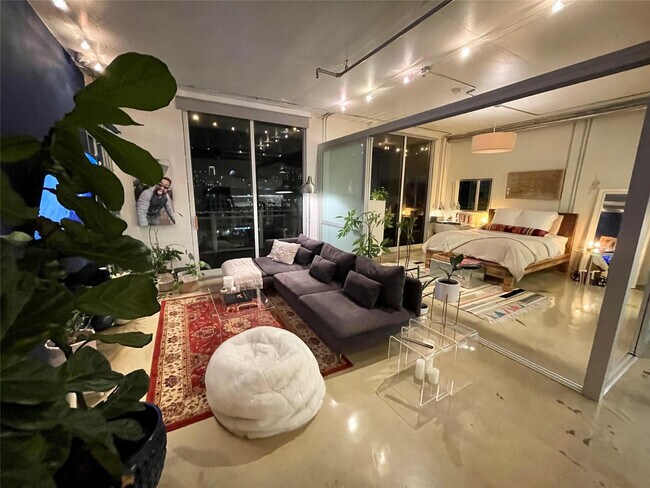 Building Photo - 444 N E St