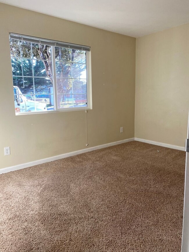 Building Photo - Two bedroom one bath house walking distanc...