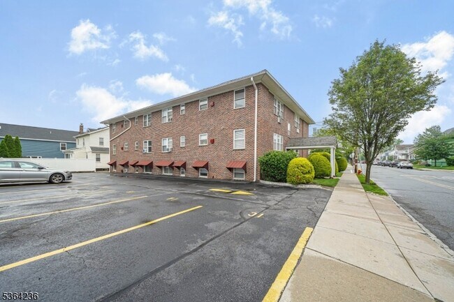 Building Photo - 153 Garden Ave