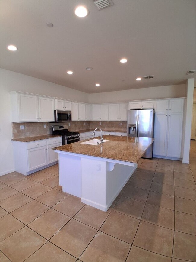 Building Photo - Beautiful 4 Bed / 3 Bath Home in Desirable Clovis Neighborhood