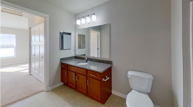 Building Photo - Like New Condo Style Upper 2 Bedroom 1 Bathroom Apartment is Available