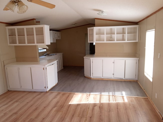 Building Photo - 121 Landing Ln