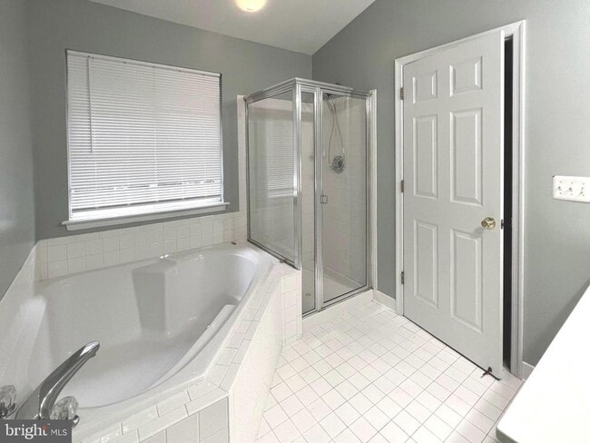 Building Photo - 2610 Streamview Dr