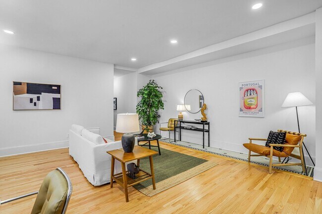 Building Photo - Mt. Pleasant Condo | 2 Bed | 2 Bath | 1,250 Sf