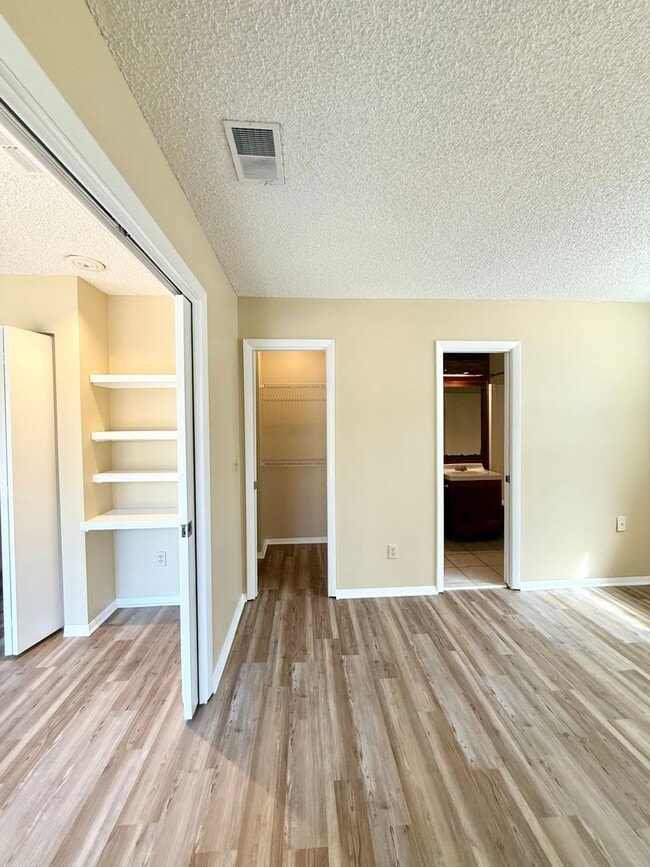 Building Photo - Remodeled!! Close to Shopping, VA Hospital and Hilaman Golf Course!