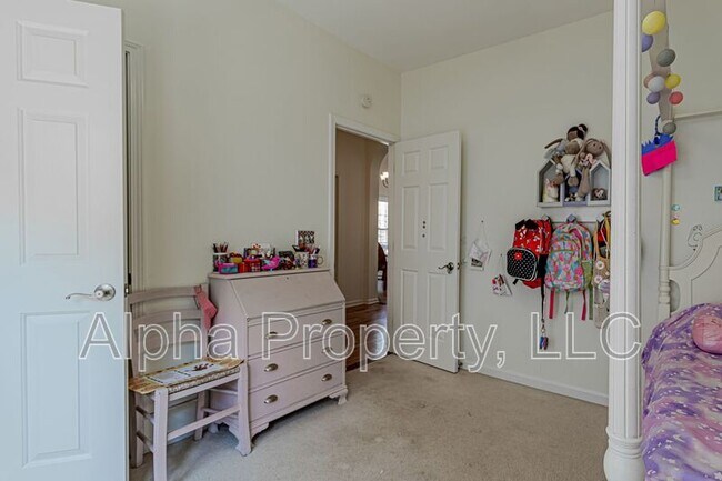 Building Photo - 209 Birchleaf Ln