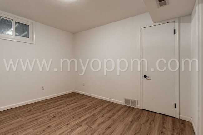 Building Photo - Stunning 3 Bedroom / 2.5 Bathroom | S. 48t...