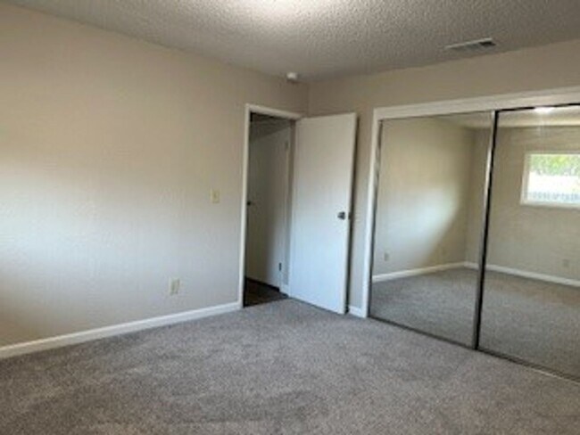 Building Photo - Beamer Duplex