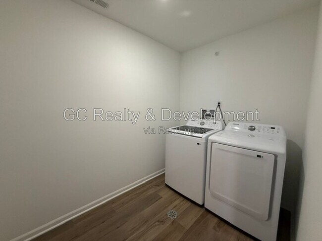 Building Photo - 249 Kingsport Dr