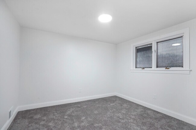 Building Photo - Beautifully Updated 4 Bed / 2.5 Bath Colon...