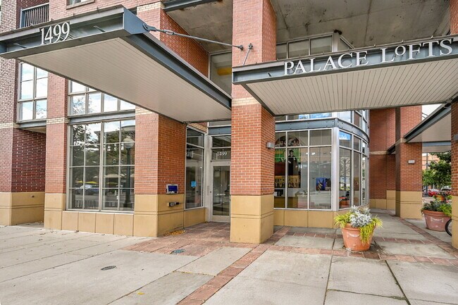 Building Photo - $2,595.00, 1 bed, 1.5. bath located in Denver