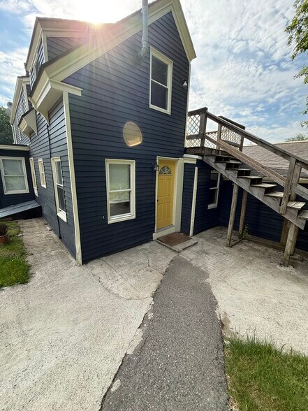 Building Photo - 136 Shaw St