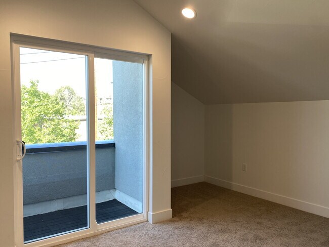 Building Photo - Beautiful, newer (2024) townhome in the de...