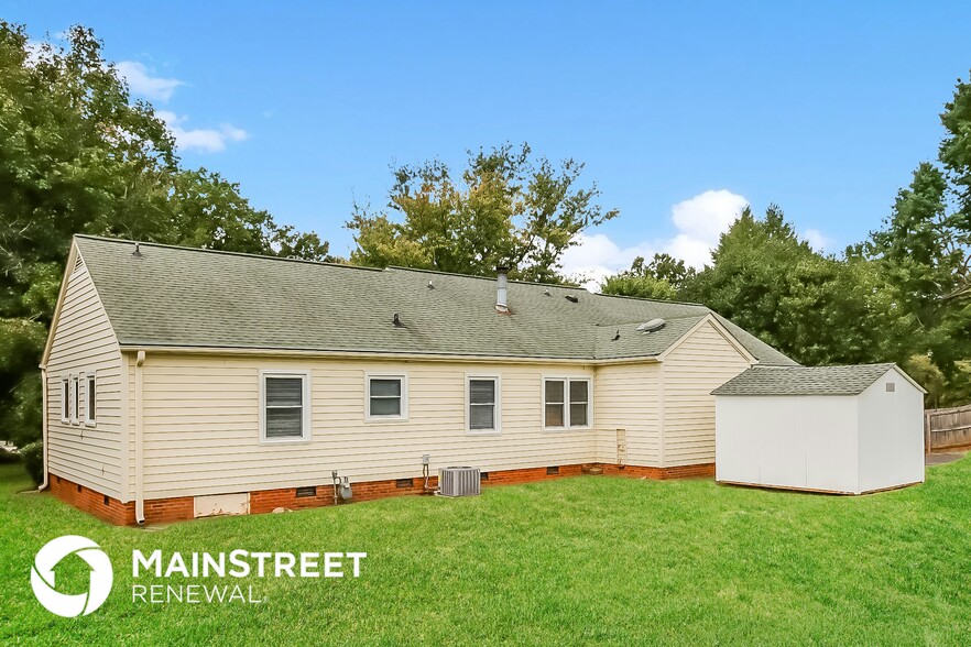 Building Photo - 2116 Helen Dr
