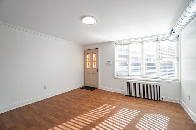 Building Photo - Luxury Home - South Side Flats