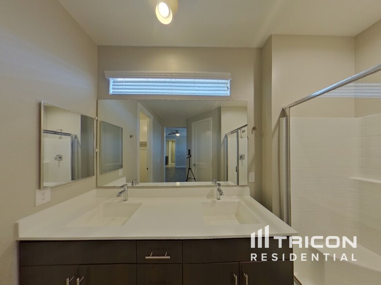 Building Photo - 42288 W Posada Dr
