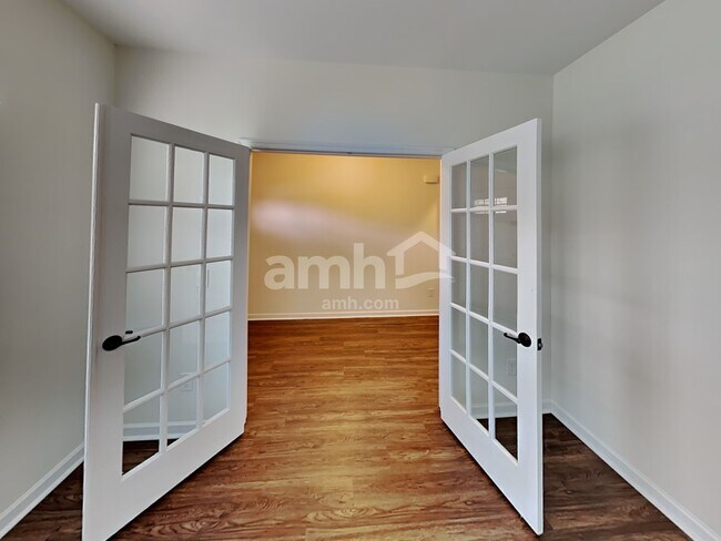 Building Photo - 2215 Ambergate Dr