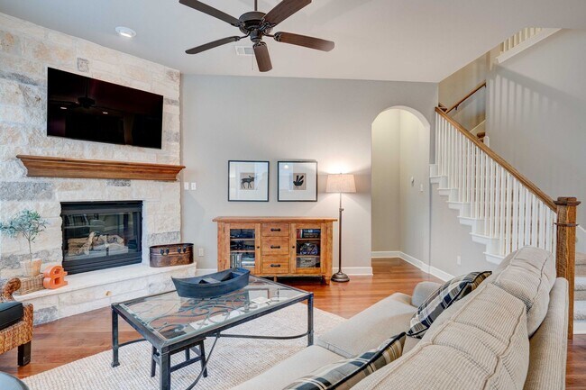 Building Photo - Beautiful 4 Bedroom, 3.5 Bathroom Home with Garage & Private Backyard