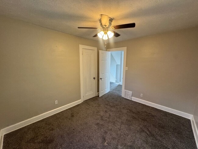Building Photo - Charming 3-Bedroom Property in Prime Location